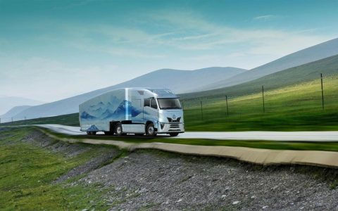 Résistance aérodynamique optimale, zéro carbone en avant – Le train de traction à hydrogène de Sinotruk Huanghe fait son entrée spectaculaire au salon de Hanovre 2024