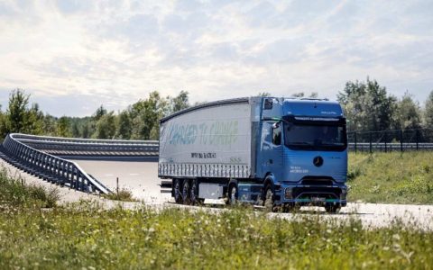Daimler Trucks IAA 2024 : Focus sur le transport longue distance neutre en carbone, le camion entièrement électrique Mercedes-Benz eActros 600 devrait entrer en production de masse en novembre.
