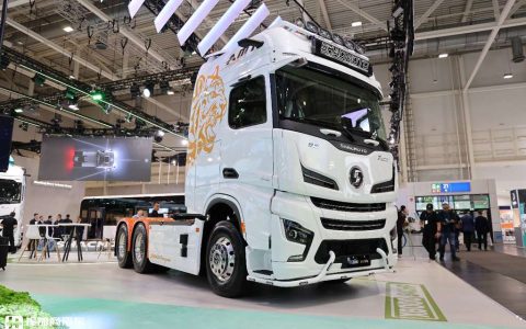 La puissance maximale sur le salon ! Le camion de traction Shaanxi Automobile Delong X6000 de 840 chevaux fait son apparition au salon international IAA de Hanovre, avec une configuration exceptionnelle.