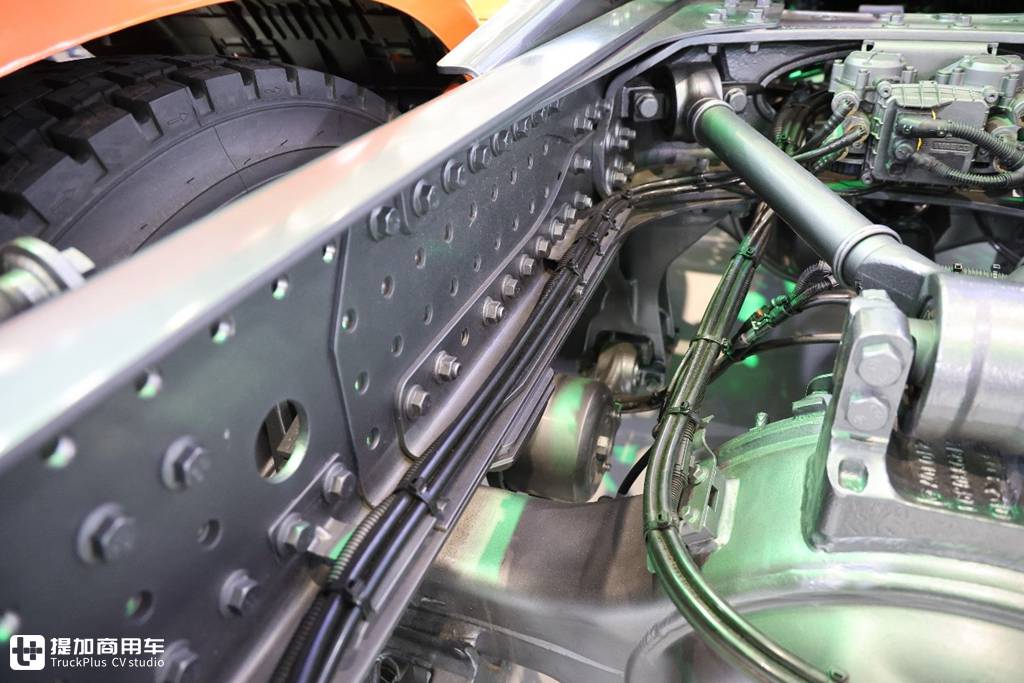 La puissance maximale sur le salon ! Le camion de traction Shaanxi Automobile Delong X6000 de 840 chevaux fait son apparition au salon international IAA de Hanovre, avec une configuration exceptionnelle.