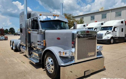 Héritage de l&rsquo;âme classique des camions à long capot américains, avec une cabine de vie de 2 mètres, aperçu du Peterbilt 589