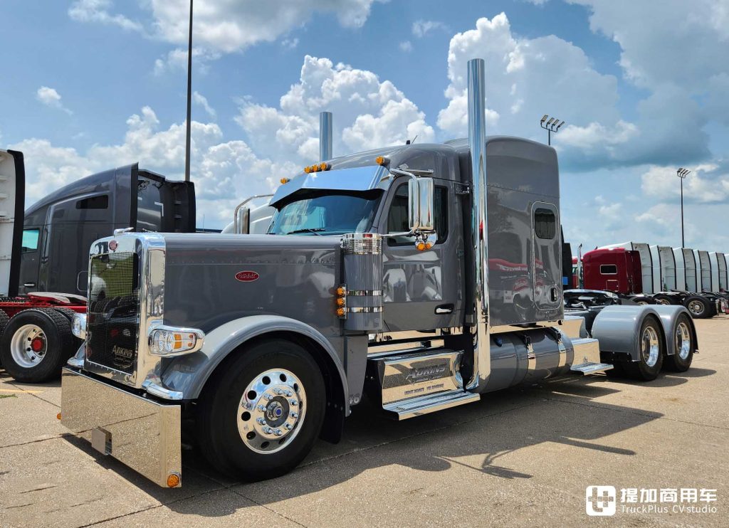 Héritage de l'âme classique des camions à long capot américains, avec une cabine de vie de 2 mètres, aperçu du Peterbilt 589