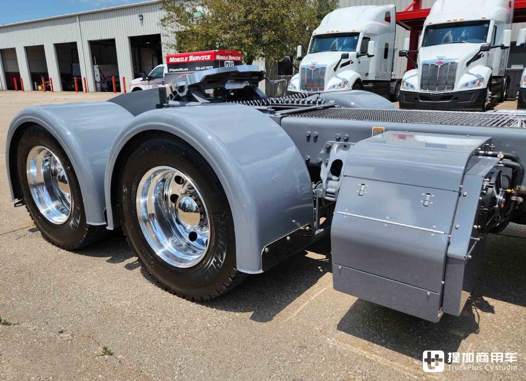 Héritage de l'âme classique des camions à long capot américains, avec une cabine de vie de 2 mètres, aperçu du Peterbilt 589