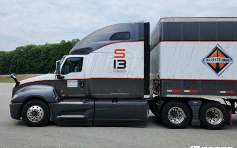 Chaîne cinématique identique au Scania Super, cabine de vie américaine à long capot, prise en main du tracteur International LT