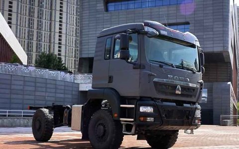 Le véhicule tout – terrain de taille moyenne Howo 4×4 avec suspension indépendante de Sinotruk : Maître du désert, voguer à volonté!