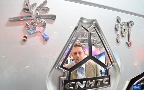 Une touche de bleu céleste illumine le monde | Le camion lourd Huanghe de Sinotruk brille à la Foire commerciale des véhicules de Hanovre en Allemagne.