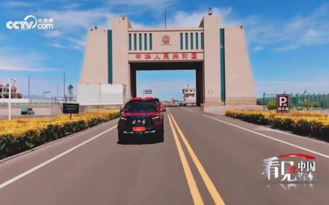 Hommage du véhicule national à la porte nationale ! Le Jianghuai Hantu Mountain Cat marque sa présence à la porte nationale d&rsquo;Alashankou, au Xinjiang.