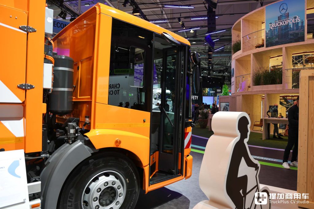 2024IAA : Pionnier dans le domaine des camions à entrée basse, Mercedes eEconic 300 tout électrique - Prise de vue en direct