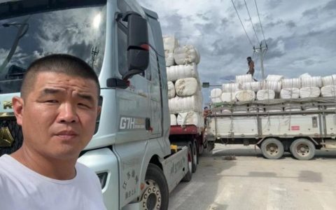 Outil d&rsquo;économie d&rsquo;argent, compagnon parfait : Sinotruk Shandeka de Chine, avec les camionneurs vers une route de création de richesse