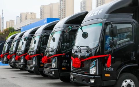 Premier lot de 500 unités ! Livraison des camions légers à nouvelle énergie Xugong au Groupe SF
