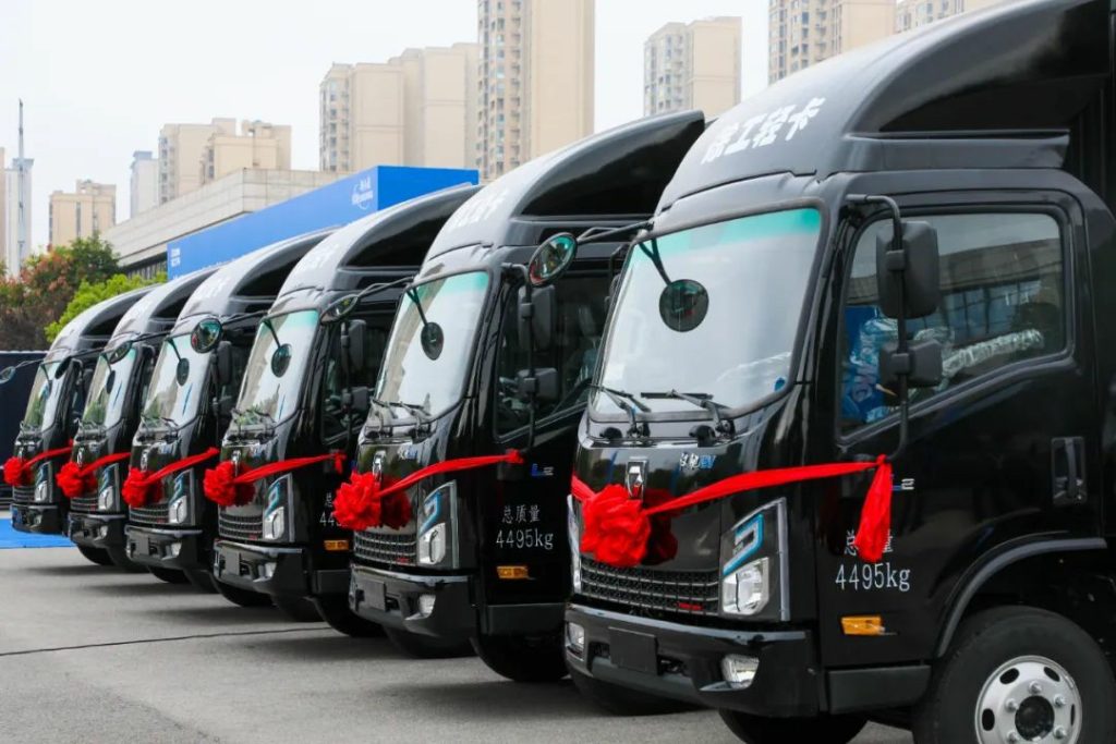 Premier lot de 500 unités ! Livraison des camions légers à nouvelle énergie Xugong au Groupe SF