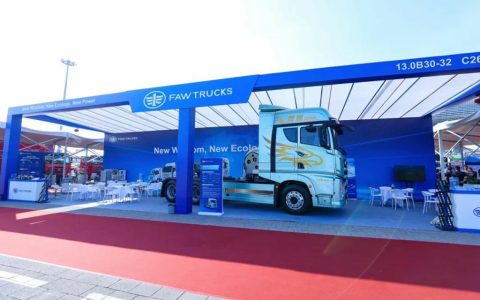 FAW Jiefang se présente à la 136e Foire de Canton, montrant la puissance des véhicules commerciaux haut de gamme