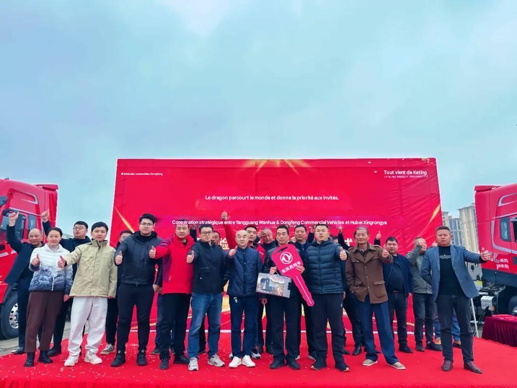 Le dragon parcourt le monde, le client d'abord | Ensemble pour un nouveau voyage dans le transport de matières dangereuses, livraison en série des tracteurs Dongfeng Tianlong KL pour matières dangereuses !