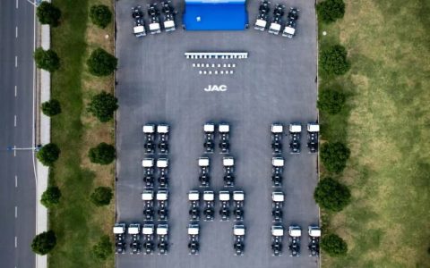 Grupo JAC entrega cien camiones ligeros eléctricos a México