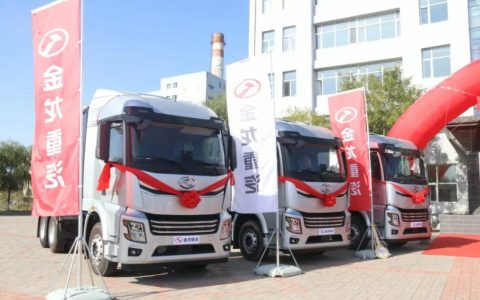 Première livraison ! Les camions lourds de nouvelle énergie de King Long aident à franchir une nouvelle étape dans l&rsquo;électrification des camions lourds à Ordos