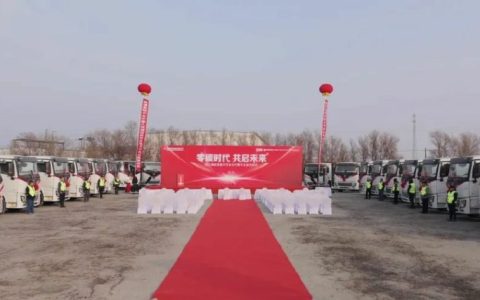 100 unités à la fois ! Le tracteur à énergie nouvelle XCMG a été livré à des clients dans le nord-ouest de la Chine