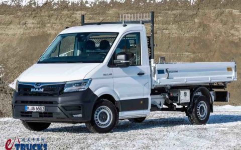 Un mini-autocamion élégant de 3,5 tonnes avec benne tri-directionnelle ? Découvrez le MAN TGE !