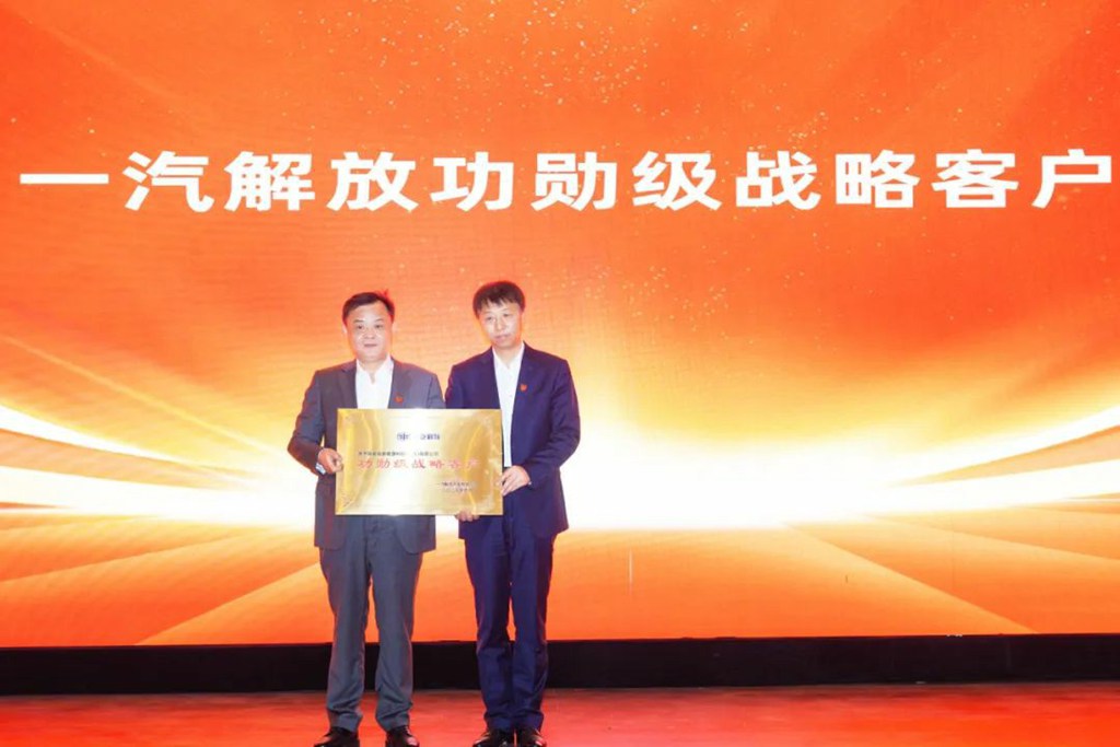 ​​Atteindre 10 000 unités ! Cérémonie de signature du partenariat stratégique entre FAW Jiefang et Gao Laozhuang New Energy Technology et livraison des 500 premiers véhicules​​
