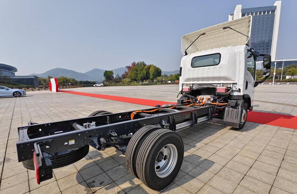 ​​450 km d'autonomie ! Le nouveau camion électrique Chenglong L2V à grande capacité de Dongfengliuzhou motor révolutionne les transports urbains​​