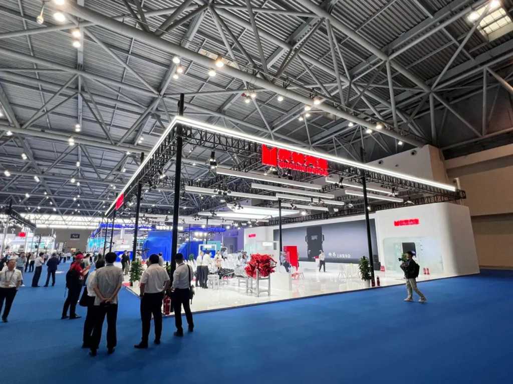​​Qingling dévoile deux modèles mondiaux : le camion lourd intelligent Lingjie et le camion léger électrique efficace Lingkun​​