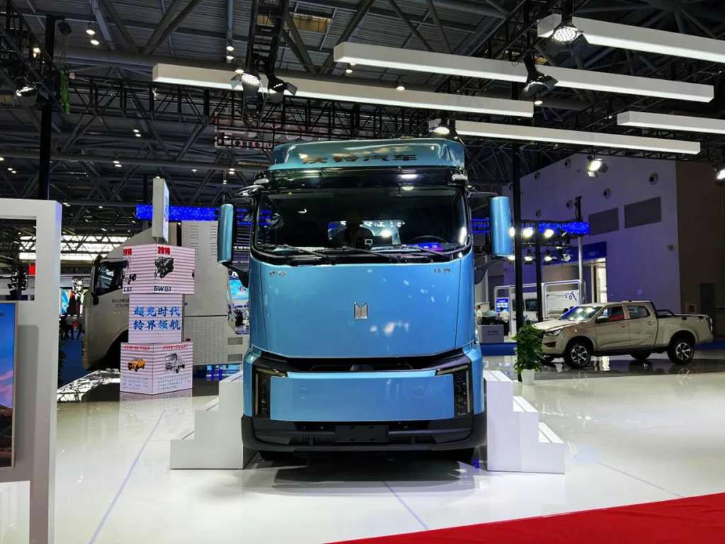​​Qingling dévoile deux modèles mondiaux : le camion lourd intelligent Lingjie et le camion léger électrique efficace Lingkun​​
