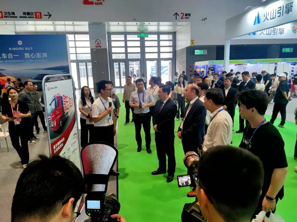 Le poids lourd à hydrogène KING LONG illumine le Salon industriel de Xiamen 2025 et la Foire commerciale mécanique et électronique du détroit