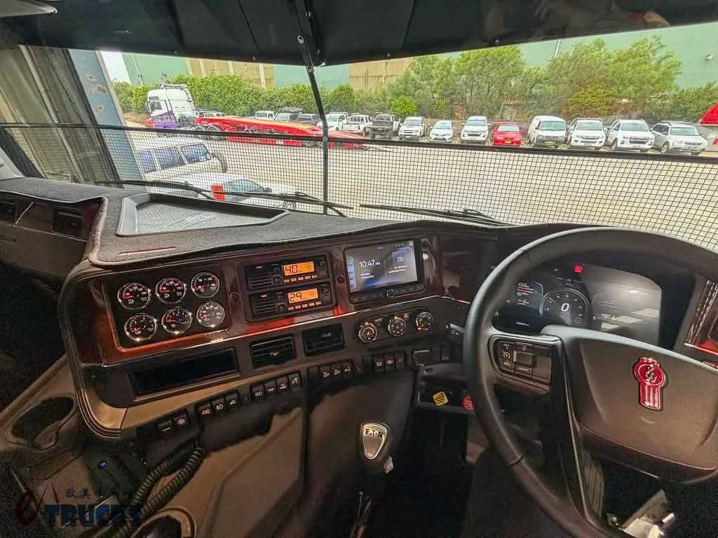 ​​L'Espace de Vie Rivalise avec les Camions à Capot Long ! Le Flagship Cabover Américain Exclusif Kenworth K220 Dévoilé au Brisbane Truck Show​​