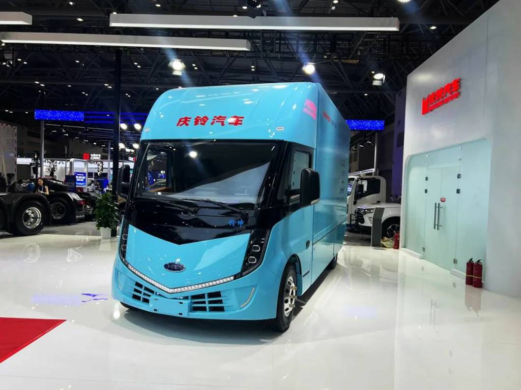 ​​Qingling dévoile deux modèles mondiaux : le camion lourd intelligent Lingjie et le camion léger électrique efficace Lingkun​​