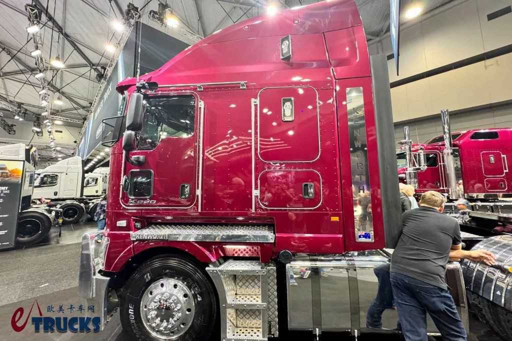 ​​L'Espace de Vie Rivalise avec les Camions à Capot Long ! Le Flagship Cabover Américain Exclusif Kenworth K220 Dévoilé au Brisbane Truck Show​​