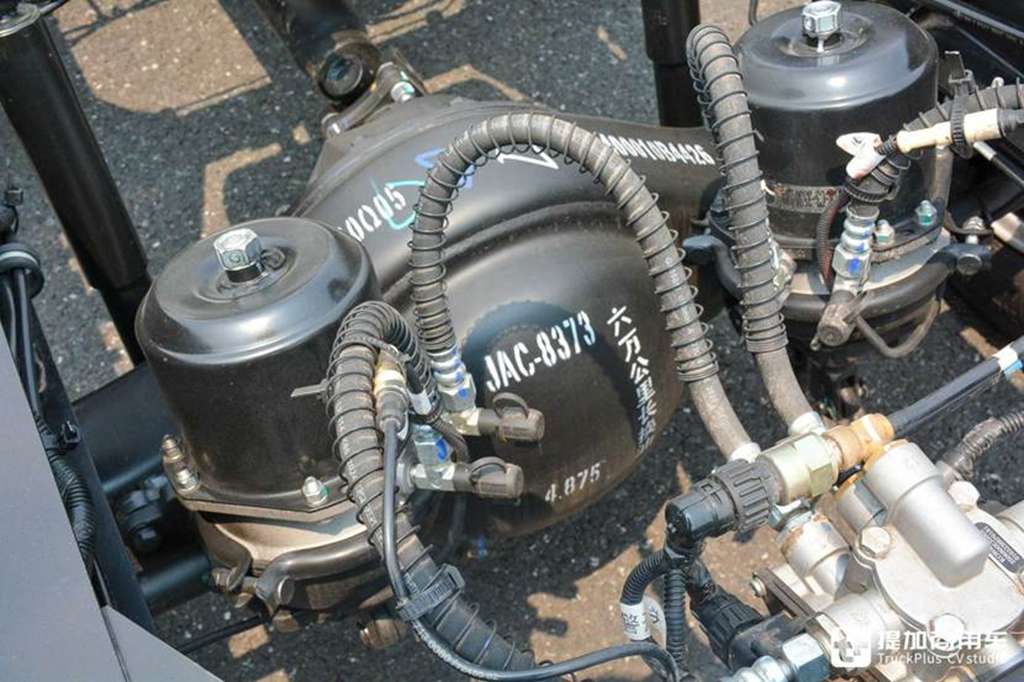 ​​Un camion léger équipé de réservoirs de 442L ? Autonomie de plus de 600 km : La configuration puissante du camion léger au gaz naturel JAC Kangling Lingpao L6​​
