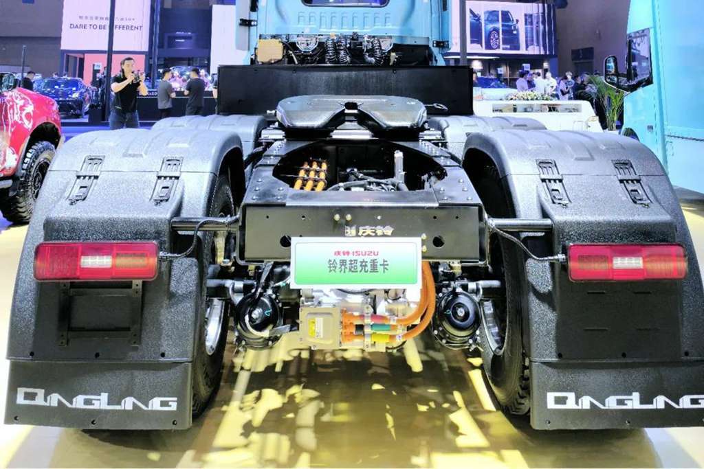 Charge ultra-rapide mégawatt + allègement de 1,2 tonne : Le camion lourd Qingling Lingjie vous propulse dans la nouvelle ère de la charge haute efficacité