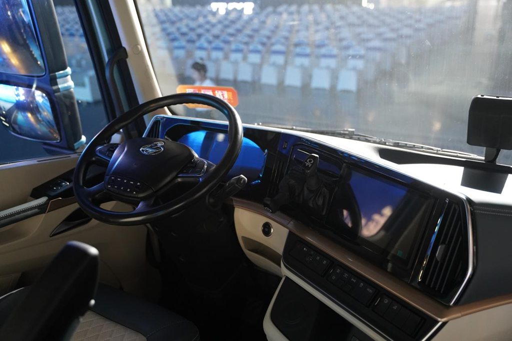 ​​Une percée majeure dans la technologie des "Trois Composants Électriques" ! Le Chenglong Yiwei 5 établit un nouveau standard de performance pour les poids lourds électriques.​​