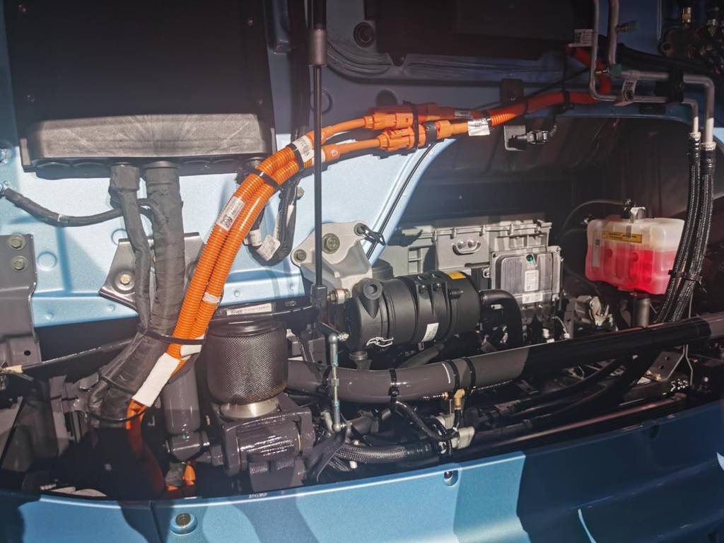 ​​Une percée majeure dans la technologie des "Trois Composants Électriques" ! Le Chenglong Yiwei 5 établit un nouveau standard de performance pour les poids lourds électriques.​​