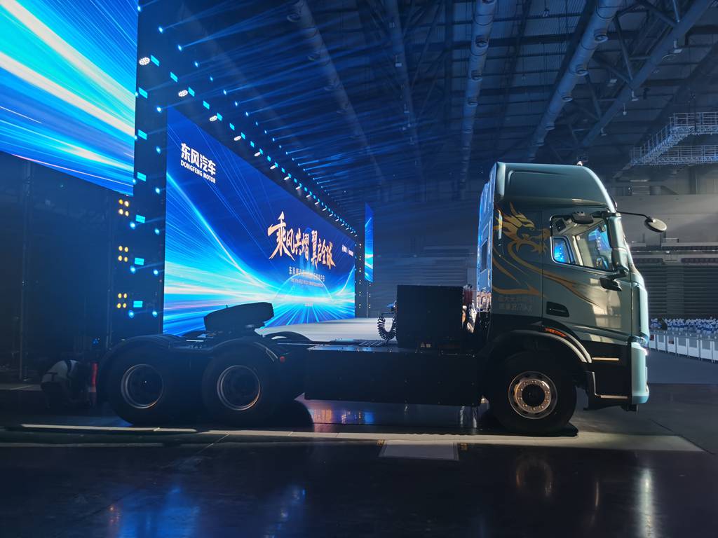 ​​Une percée majeure dans la technologie des "Trois Composants Électriques" ! Le Chenglong Yiwei 5 établit un nouveau standard de performance pour les poids lourds électriques.​​