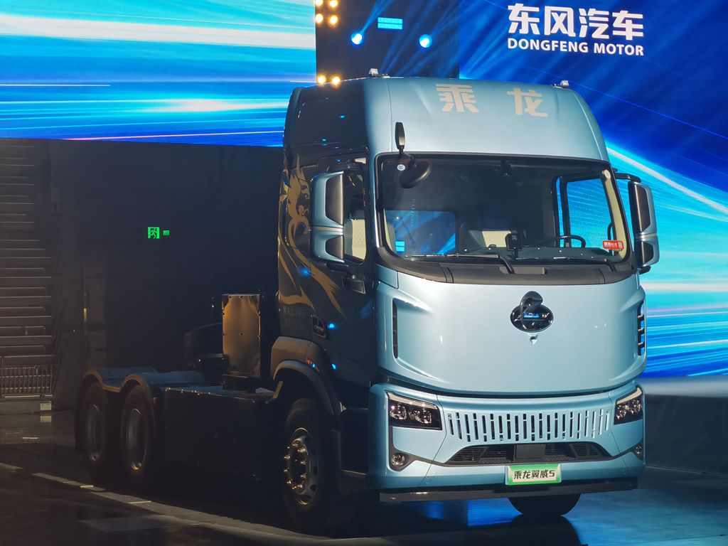 ​​Une percée majeure dans la technologie des "Trois Composants Électriques" ! Le Chenglong Yiwei 5 établit un nouveau standard de performance pour les poids lourds électriques.​​