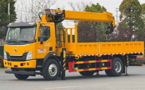 ​​Adieu les démarches compliquées, le travail épuisant et le remplacement coûteux ! Le camion-grue Dongfeng Liuzhou Motor Chenglong L3 est arrivé​​