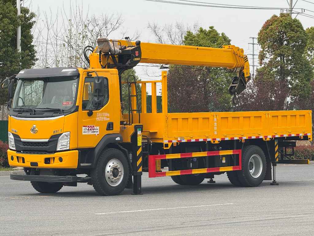 ​​Adieu les démarches compliquées, le travail épuisant et le remplacement coûteux ! Le camion-grue Dongfeng Liuzhou Motor Chenglong L3 est arrivé​​