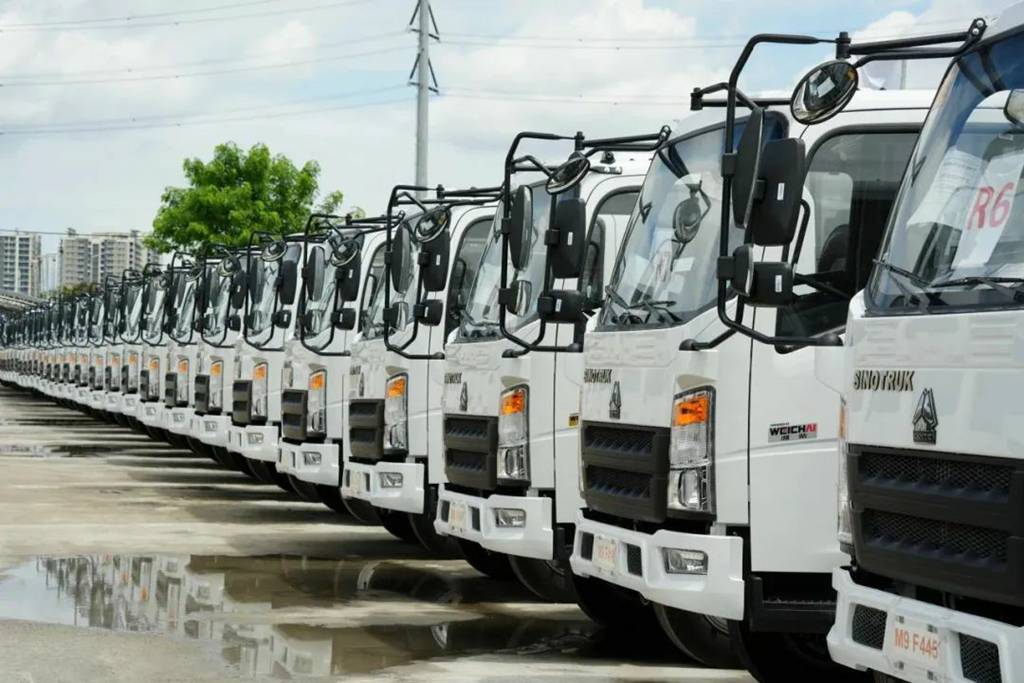 ​​Scène de livraison groupée de SINOTRUK à l'étranger : Le client salue la qualité de la « Fabrication chinoise » !​​