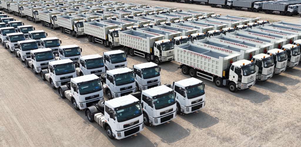 ​​### Départ pour la Guinée ! 212 camions Jiefang livrés avec succès​​