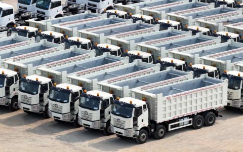 ​​### Départ pour la Guinée ! 212 camions Jiefang livrés avec succès​​