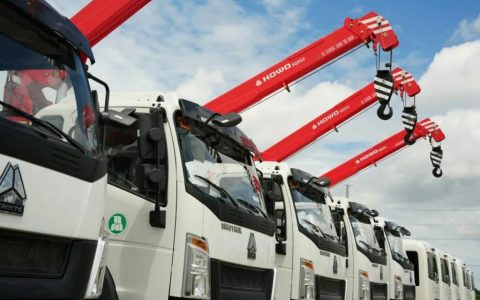 ​​Scène de livraison groupée de SINOTRUK à l&rsquo;étranger : Le client salue la qualité de la « Fabrication chinoise » !​​