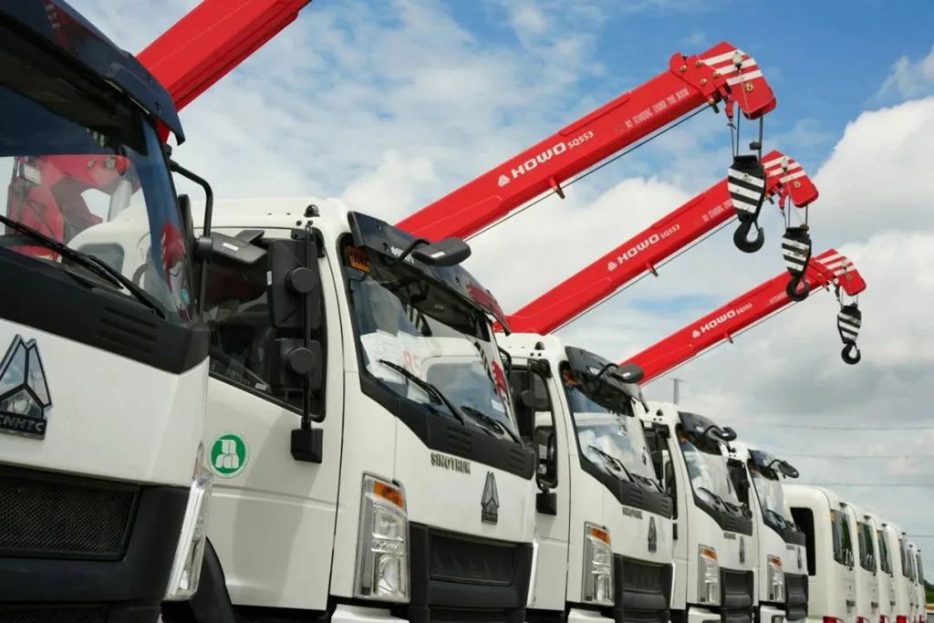 ​​Scène de livraison groupée de SINOTRUK à l'étranger : Le client salue la qualité de la « Fabrication chinoise » !​​