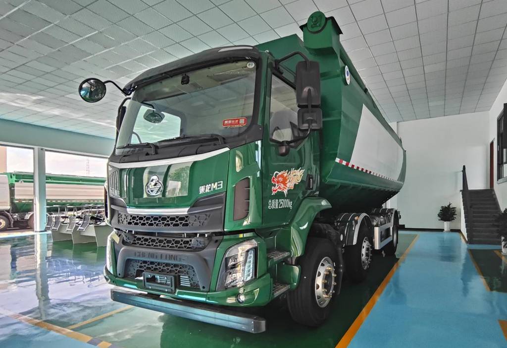 ​​Domptez les chemins de montagne et ruelles étroites ! Le Chenglong M3 : géant agile de 34m³ pour le transport d’aliments pour bétail​​