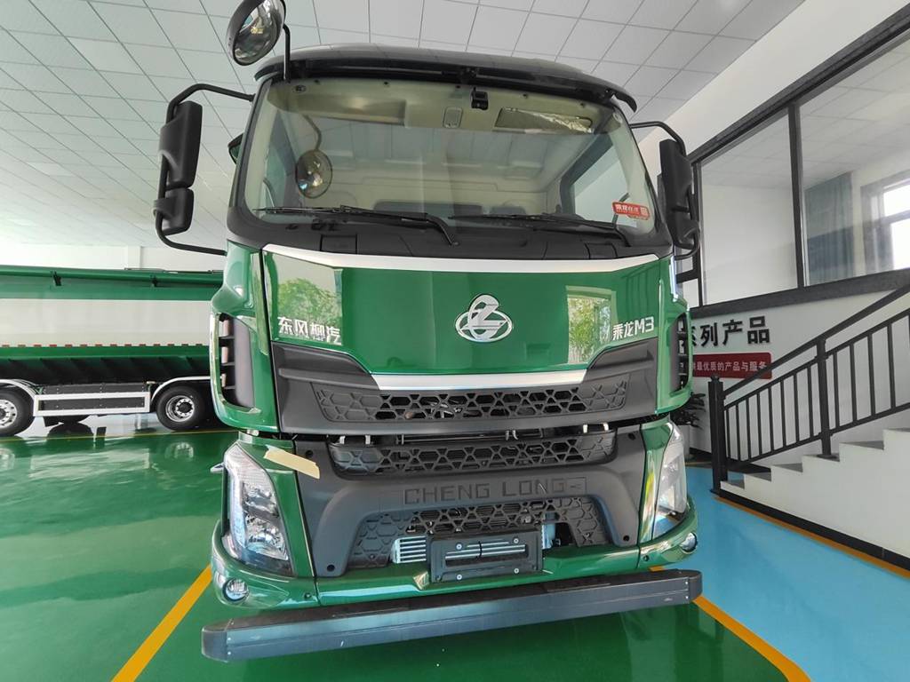 ​​Domptez les chemins de montagne et ruelles étroites ! Le Chenglong M3 : géant agile de 34m³ pour le transport d’aliments pour bétail​​