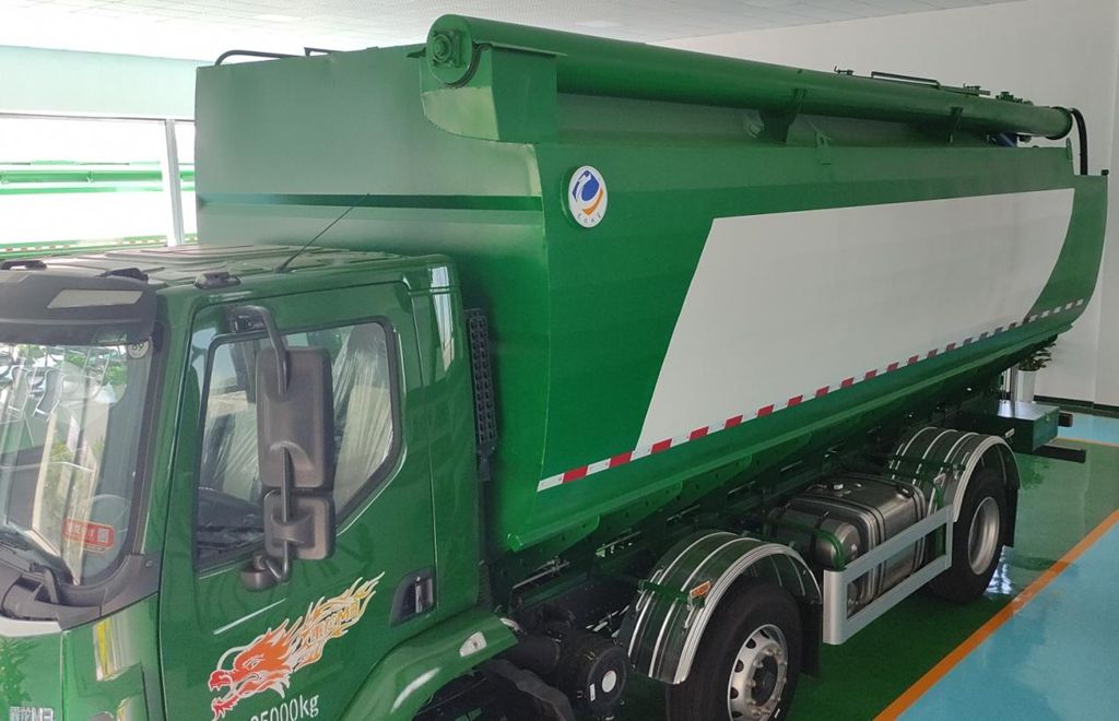 ​​Domptez les chemins de montagne et ruelles étroites ! Le Chenglong M3 : géant agile de 34m³ pour le transport d’aliments pour bétail​​
