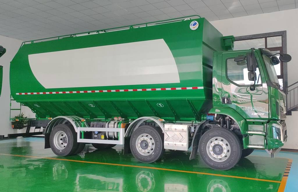 ​​Domptez les chemins de montagne et ruelles étroites ! Le Chenglong M3 : géant agile de 34m³ pour le transport d’aliments pour bétail​​