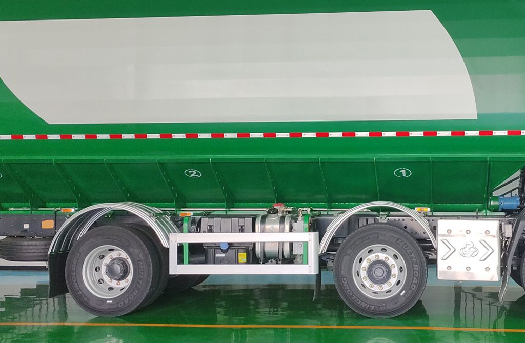 ​​Domptez les chemins de montagne et ruelles étroites ! Le Chenglong M3 : géant agile de 34m³ pour le transport d’aliments pour bétail​​