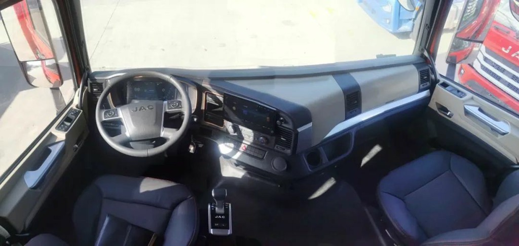 ​​Analyse Approfondie du Camion Plateau JAC GALLOP A5M​​