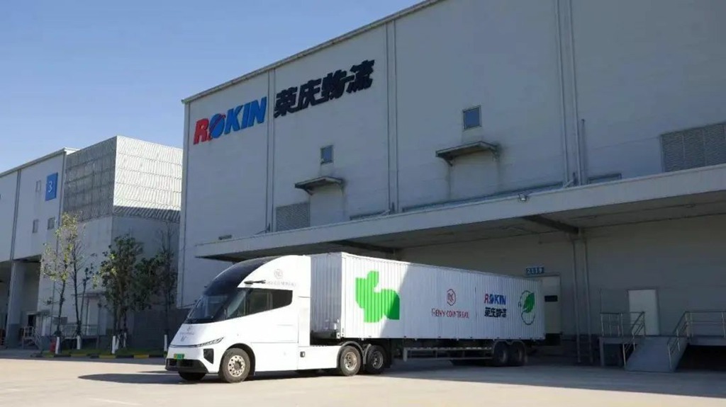 ​​2015 km de Shanghai à Chengdu sur autoroute avec seulement trois recharges : Les poids lourds 100% électriques Windrose aident Rokin Logistics à assurer un transport électrique sur les grandes artères Pékin-Shanghai, Shanghai-Guangdong et Shanghai-Chengdu pour Rémy Martin​​