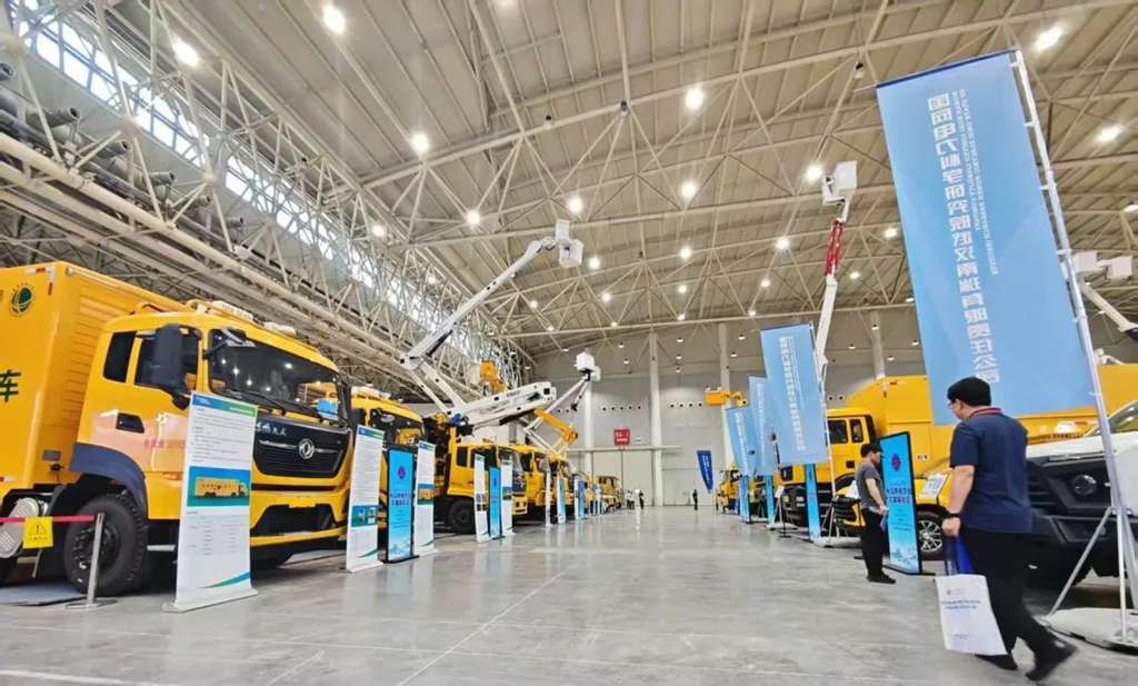 ​​Technologie pionnière, performance éprouvée ! 11 véhicules spécialisés sur châssis Dongfeng illuminent l'Exposition chinoise d'équipements sous tension​​
